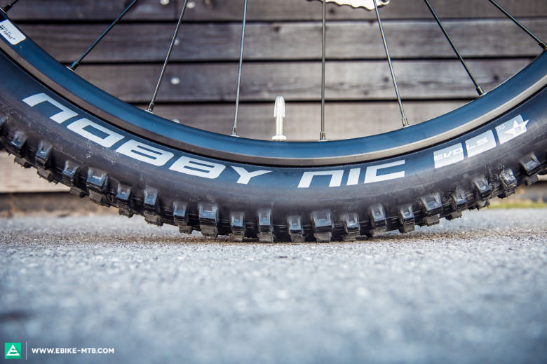 Die verbauten Nobby Nics können dank ausreichend Reifenfreiheit ohne Probleme durch 2,4 breite Reifen ersetzt werden. 