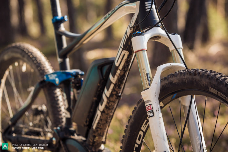 Overwhelmed. The RockShox Reba RL can‘t really match the BULLS Six50-E. It dives when braking and even over small bumps sits deep into the travel. On bigger hits it feels out of its depth. We would like to see more compression damping. 