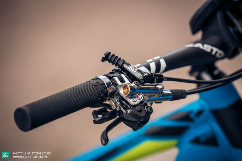 Outstanding. The Cube is fitted with a really high-end spec. You‘ll find Shimano XTR brakes, shifters, carbon Easton bars, and a RockShox Reverb Stealth.