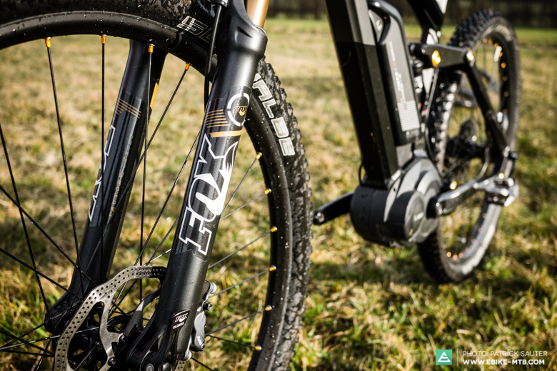 At the front of the Moustache Samedi a high quality Fox Float 32 Kashima fork with 130mm travel is fitted. Unfortunately the skinny 32mm stanchions are under dimensioned for a bike with such potential. We would advise active trail riders to choose a stiffer fork.