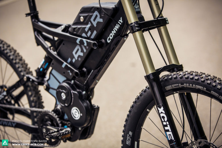 he Extreme is prepared for offroad terrain with grippy Hans Dampf tyres and massive dual forks. 
