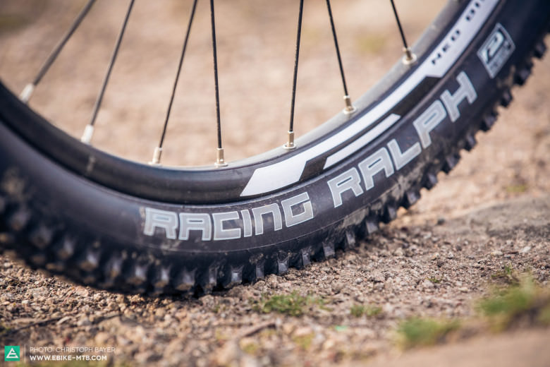 Under dimensioned. The Kreidler is crying out for high speeds on demanding trails. The rider is held back by the narrow, low profile Schwalbe Racing Ralph tires.