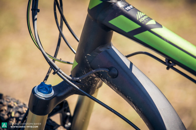 Integrated. Trek chose partially internally routed cables for a clean and harmonious look. 