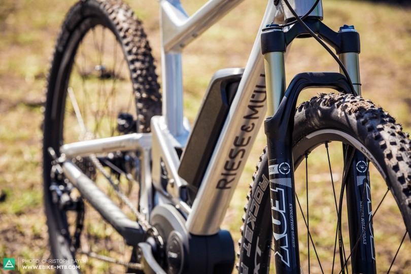 Air suspend. The 100mm suspension travel of the Fox Float 32 fork can be adjusted to rider weight using a shock pump. This ensures consistent performance regardless of rider size and weight.