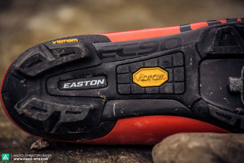 The stiff Easton carbon fibre sole offers maximum pedalling efficiency, the Vibram tread offers secure grip whilst walking. 