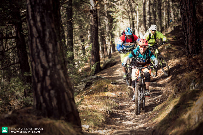 Die wichtigsten und interessanten E-Mountainbikes wurden auf den exzellenten und anspruchsvollen Trails im Südtiroler Latsch getestet. Die sonnenreiche Region verwöhnt selbst im Spät-Herbst mit Sommer-Gefühlen.