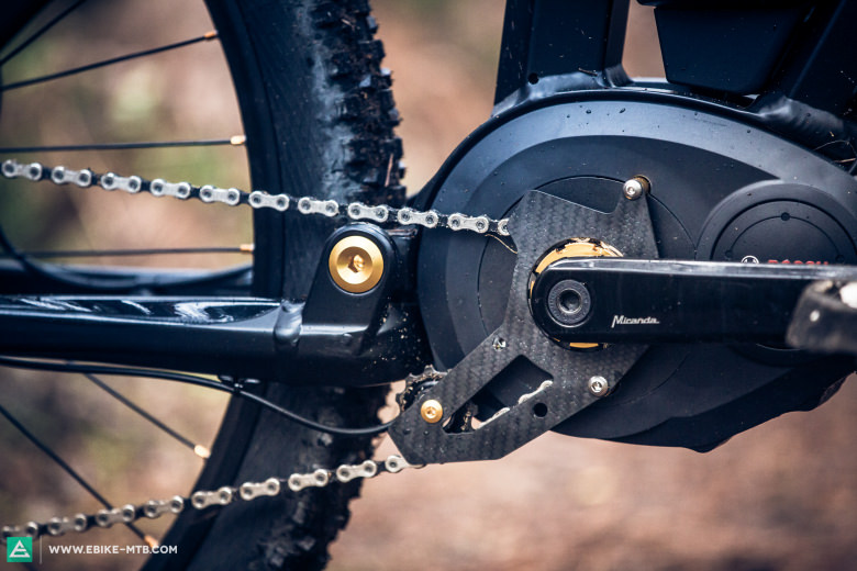 The carbon chain guide isn’t just good looking but also holds the chain reliably on the drive cog