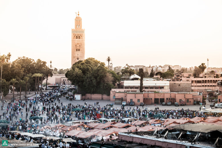 In der Ferne gut erkennbar: eine der vielen Moscheen, die in Marokko das Stadtbild prägen.