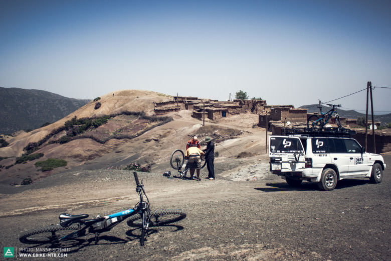 Panne? No problem! Bei den von Marrakech Bike Action angebotenen Touren befindet sich immer ein Begleitfahrzeug mit Mechaniker an vorher vereinbarten Treffpunkten.