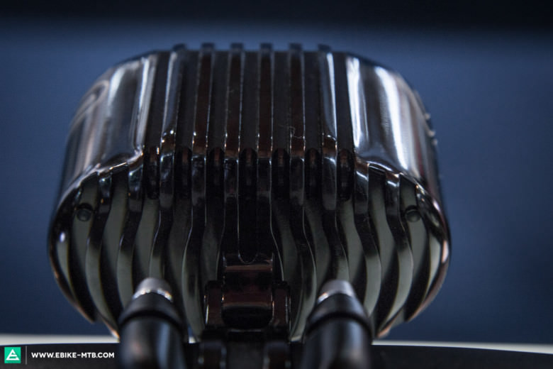 Das formschöne, schwarz polierte Alugehäuse des M99 Scheinwerfers mit seiner Kühlrippenstruktur hat die Größe 87 x 57,5 x 67,25 mm.