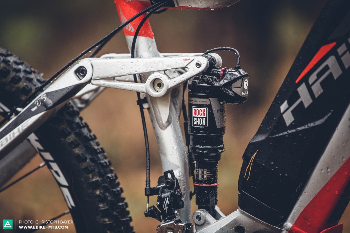 Black Magic: The little box on the rear shock houses the control motor of the e:i shock system, which supplies the suspension with the information received from the fork and the bottom bracket zone, altering it within a matter of milliseconds to suit the ground condition.