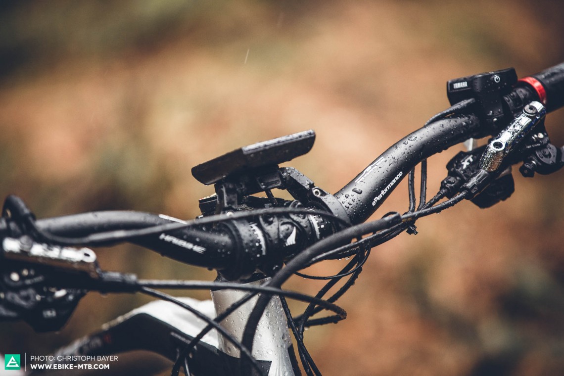 Protected: To protect the screen from potential damage, Haibike fitted bars with extra rise and a stem that slants downwards. A smart idea, but not one that eliminates the crux of the problem: the big and bulky display.
