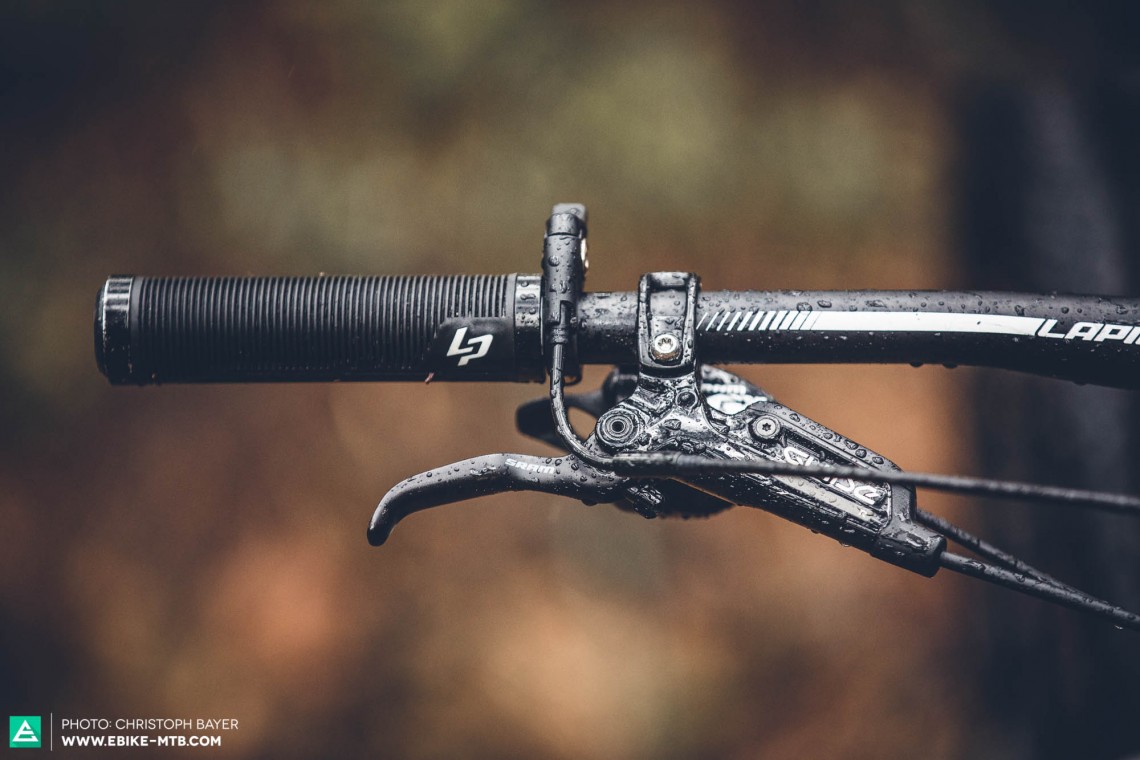 Unnecessary: LAPIERRE mixed budget GX shifters with the expensive SRAM XX1 rear derailleur. The latter only gives marginal performance gains while significantly upping the bike’s price. In the event of breakage, we’d recommend a cheaper alternative.