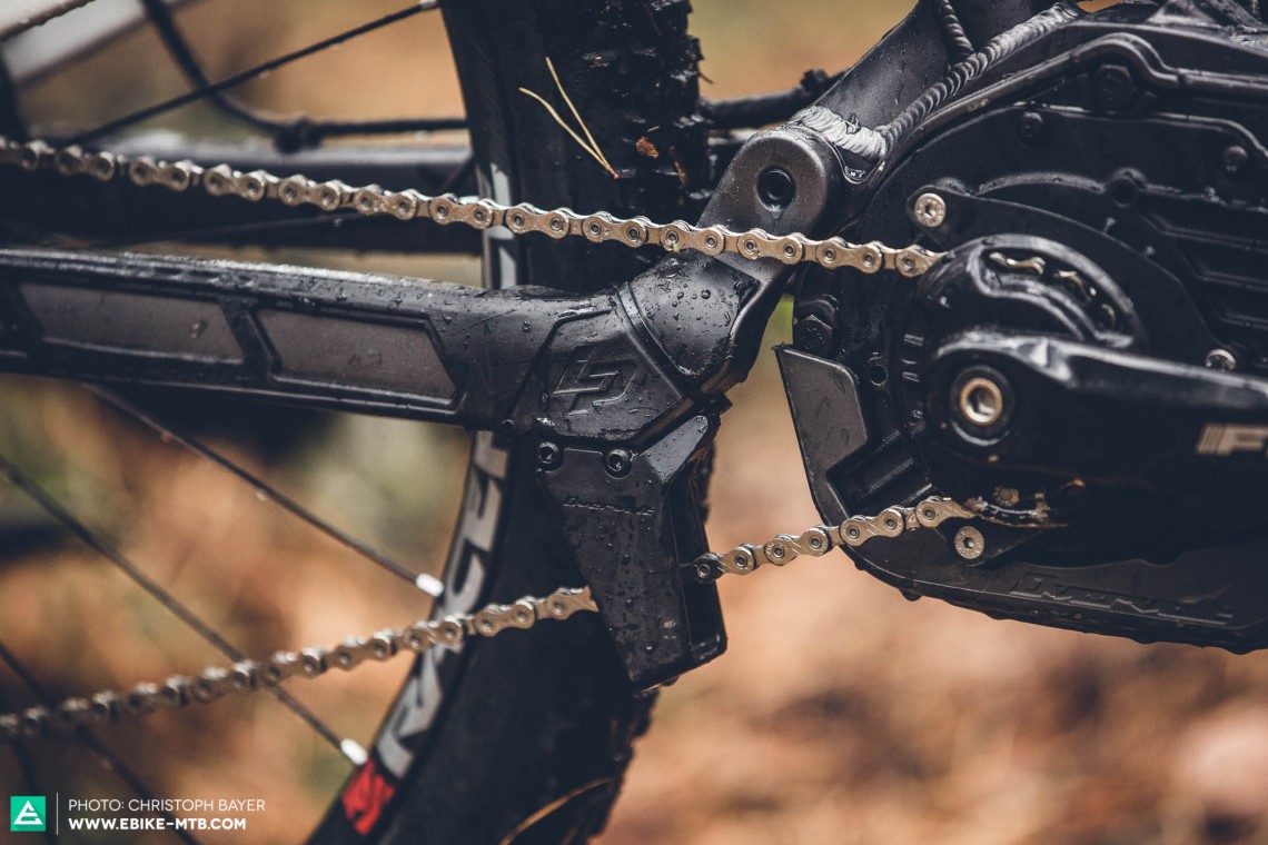 Stylishly solved: The guide on the underside of the chainstays keeps the chain securely on the sprocket. The rubber on the topside protects the paintwork from damage.