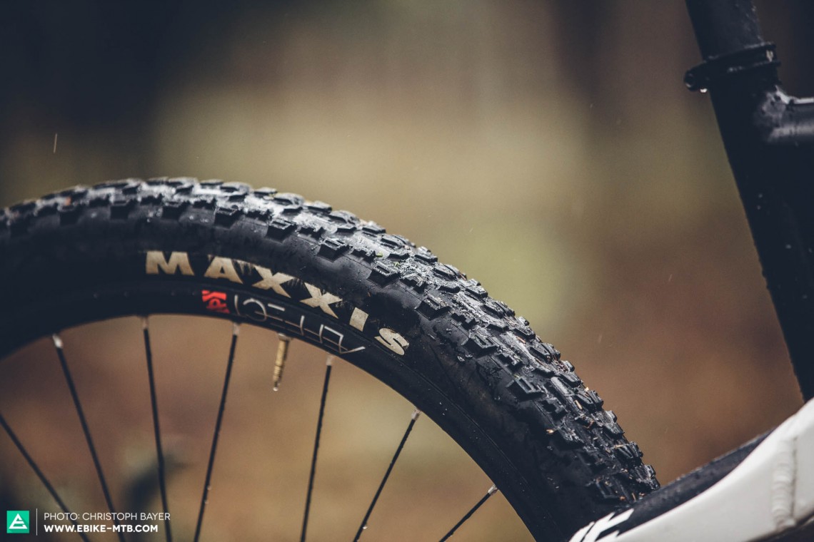 Slippy: The MAXXIS Ardent didn’t leave our testers wowed, as it rapidly lost traction in the wet. A rear tyre with a deeper profile would be beneficial to improve the stability of the ride without causing any disadvantages on the climbs.