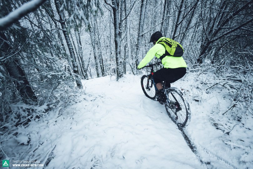 Im Winter helfen E-Mountainbiker, eingeschneite Wege freizufahren, und erleichtern den Tieren so den Weg zu ihren Futterstellen.