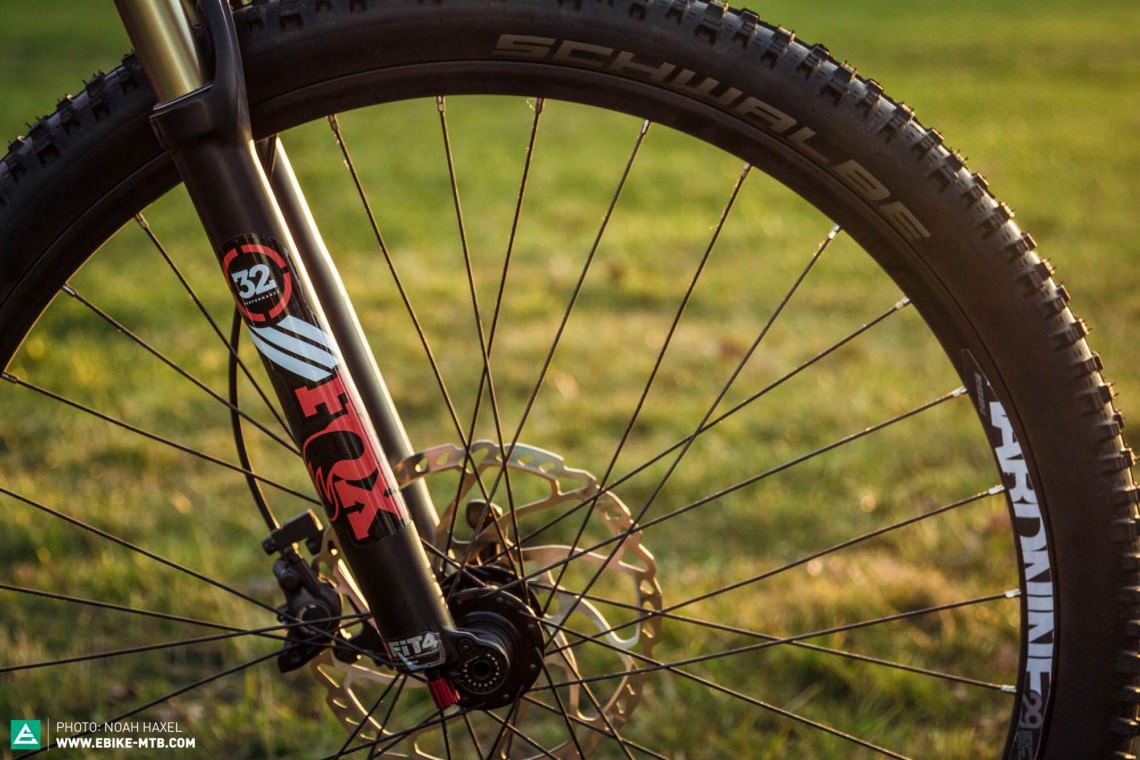 The FOX 32 forks are a good choice for the HardNine and its intended terrain, but heavier riders might prefer FOX 34 forks. Good choice: the front disc brake size of 203 mm with Shimano SLX brakes to ensure secure and consistent braking.