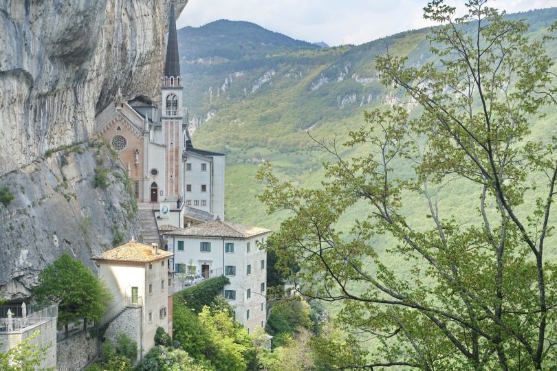 Wie ein Schwalbennest hängt die Wallfahrtskirche Madonna della Corona in Spinazi hoch über dem Tal der Etsch an einer Felswand.