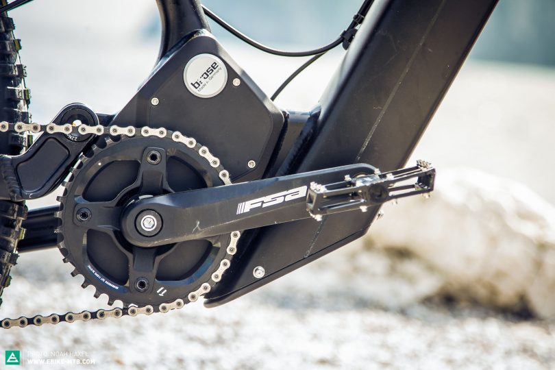 Das NOX EDF 6.7 Hybrid Enduro Bike besitzt einen Brose-Antrieb. Die FSA E-Bike-Kurbel entspricht dem zukünftigen Serienmodell. Marcus bevorzugt beim E-MTB Flatpedals, wohingegen er unmotorisiert mit Klickpedalen unterwegs ist.