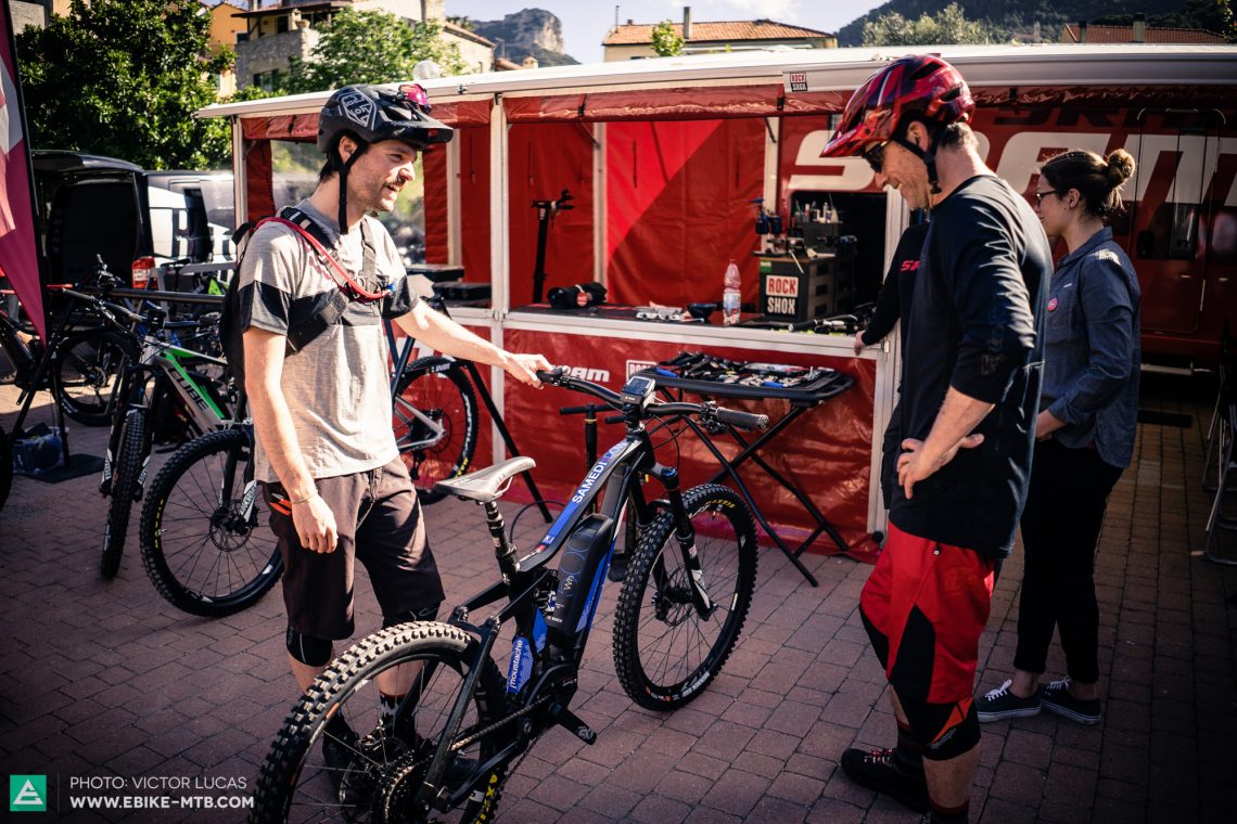 E-MOUNTAINBIKE’s chief editor Robin chatting to SRAM’s Elmar Keineke while out testing in Finale Ligure.