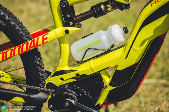 Unique: The Cannondale Moterra is the world’s very first Bosch-powered E-MTB with a 500 ml bottle cage mount in the triangle. Plus, the battery can be charged while on the frame.