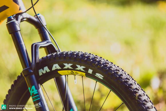 Die MAXXIS Rekon-Reifen in 2,8" Breite sollten mächtig Grip und Traktion liefern.