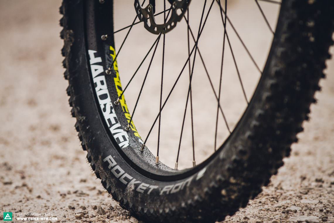 Neue Benchmark Plus-Reifen setzen bei E-Mountainbike-Hardtails neue Maßstäbe. Sie liefern massig Komfort, viel Traktion und ein enormes Maß an Sicherheit.