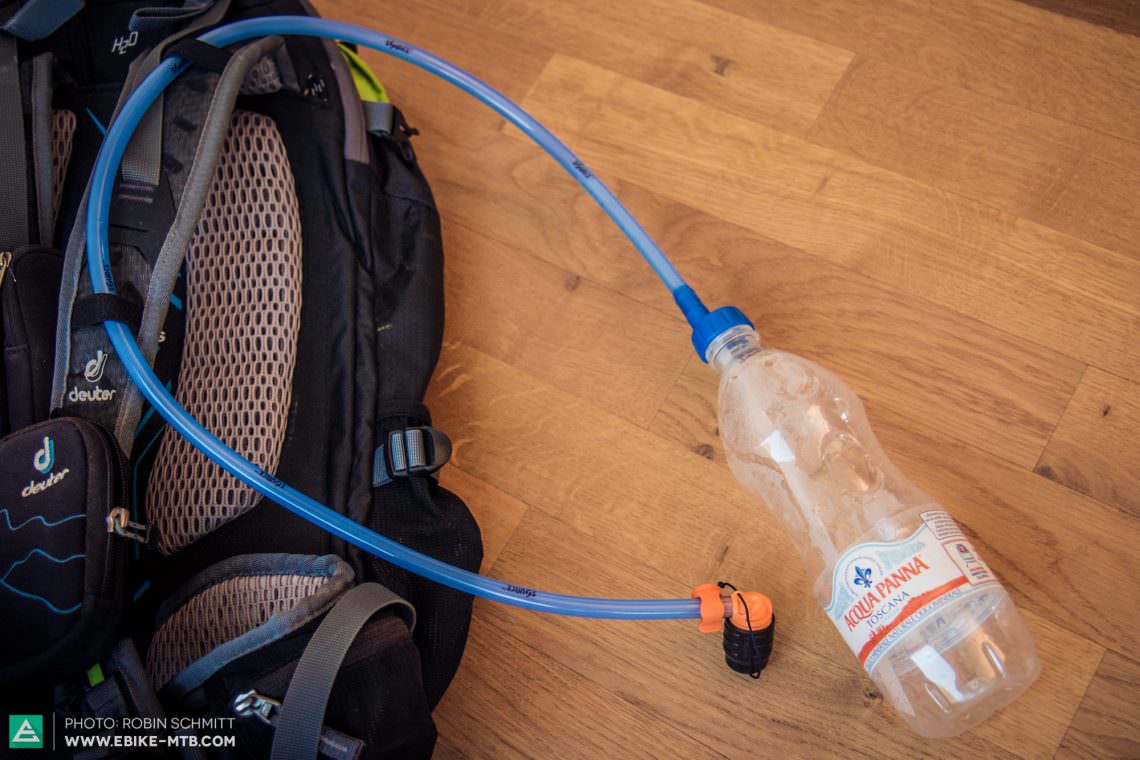 Da eine Flaschenhaltermontage im Rahmendreieck von E-Mountainbikes meist nicht möglich ist, benutzt Andreas eine handelsübliche Plastikwasserflasche und das Trinksystem von SOURCE (Convertube mit Magnetic Clip).