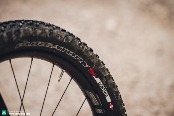 The big plus-size tires offer huge grip and comfort without any real impact on the rolling resistance. Great!