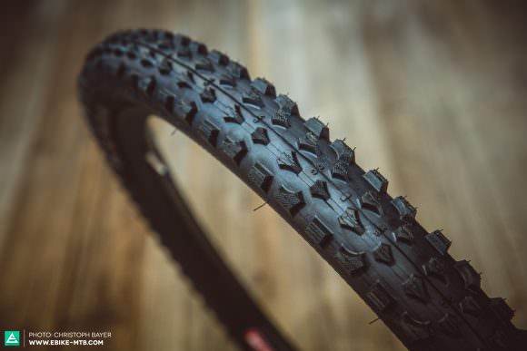 The 2.4″ wide Honey Badger DH Pro with the EMC carcass has been designed for ultimate E-MTBing grip.