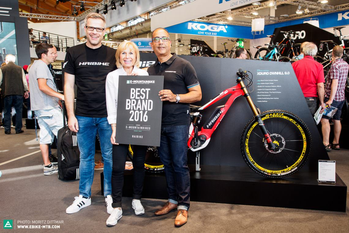 Visibly proud of their award (from left to right): Alex Thusbass (design director Haibike), Susanne Puello (managing director Winora) and Felix Puello (brand manager Haibike).