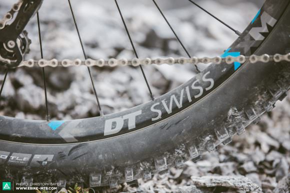 Robuste DT-Swiss-Laufräder sorgen für präzises Handling. 