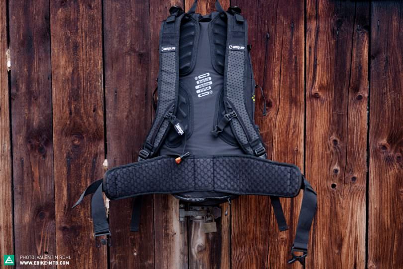 Well padded and wide, the hip belt and shoulder straps have a perforated design to aid breathability. After making sure we’d correctly tightened the hip, shoulder and chest straps the AMPLIFI E-Track kept securely in place throughout all of our testing, regardless of speed, gradient or terrain.