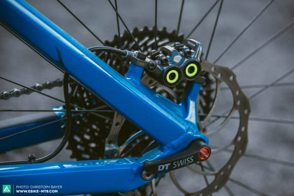 Anchorage Brakes are a fundamental element on E-MTBs, where performance clearly overshadows weight. CUBE have cottoned on and duly opted for powerful MAGURA MT7 stoppers on the Stereo Hybrid SLT.