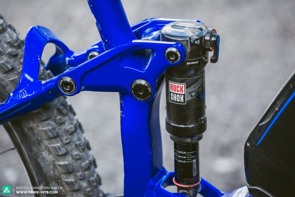 Over-damped
The RockShox Deluxe rear shock on the MERIDA can’t track hits in quick succession. The reason: the shock’s internals are tuned too firmly.