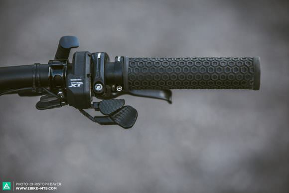 Not-so-ergo Chaos reigns on the bars, and it’s tricky to find a good spot for the RockShox Reverb dropper post’s remote lever given the presence of the Shimano shifters and brakes.