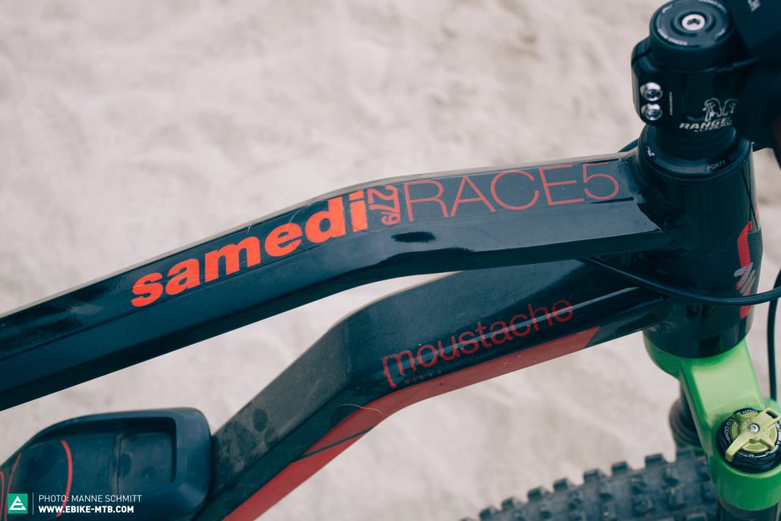 Sharp and linier, the toptube on Moustache’s E-MTB bears its specific model name.