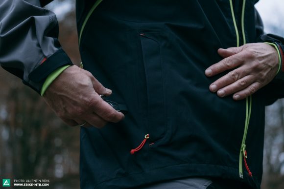 Die Alpinestars All Mountain 2 WP-Jacke hat zwei mit Reißverschluss versehene Außentaschen und einen Klettverschluss am Ärmel.